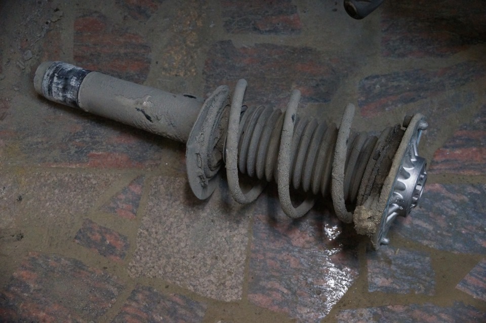 Сняли родные передние стойки на BMW 3 F30